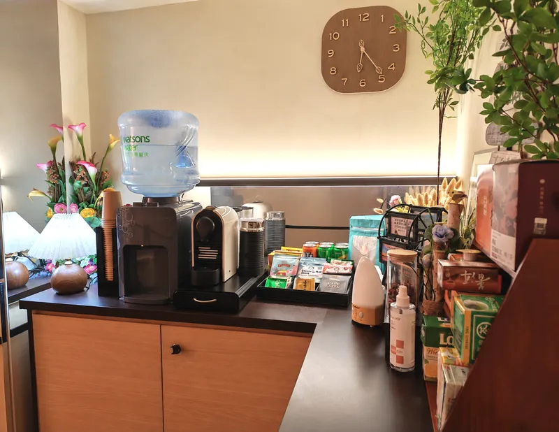 茶水區的飲水機、咖啡機及茶包